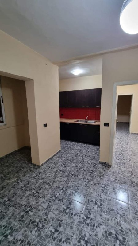 Tirane, jepet me qera apartament 1+1 Kati 3, 55 m² 300 Euro (Ferit Xhajko)