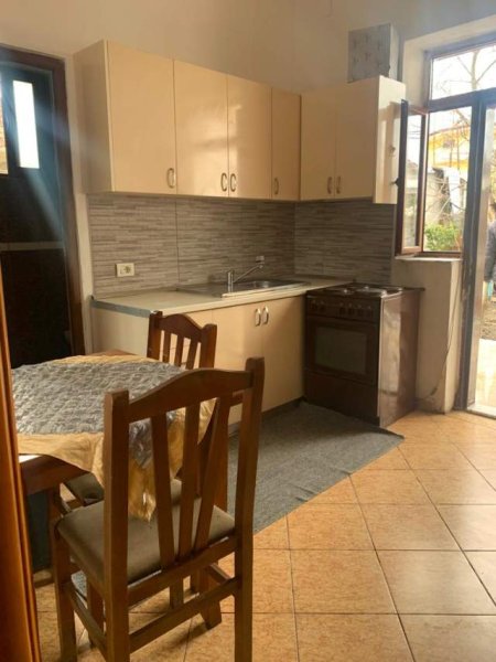 Tirane, jepet me qera shtepi 1+1 Kati 1, 23.000 Leke