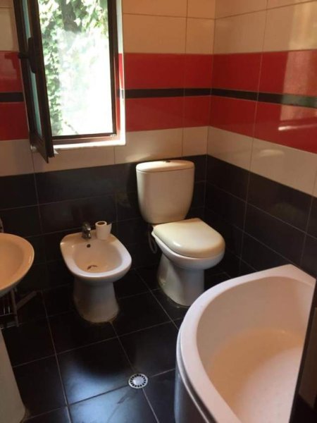 Tirane, jepet me qera apartament 2+1+BLK Kati 1, 100 m² 300 Euro (Todi shkurti)