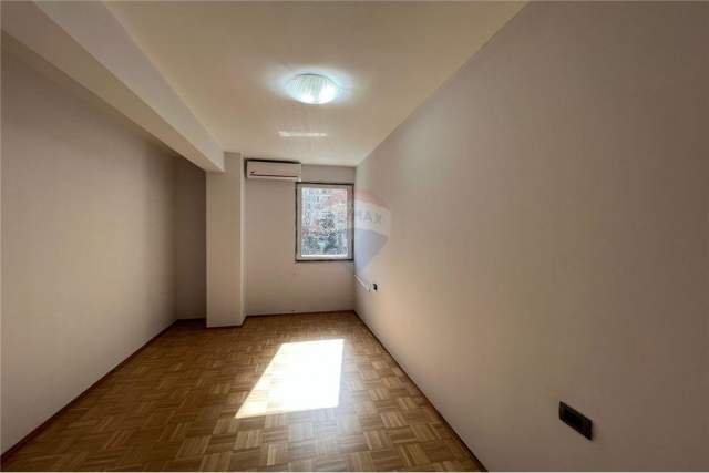 Tirane, jepet me qera apartament 4+1+A Kati 5, 151 m² 1.200 Euro (Prane Stadiumit Air Albania)