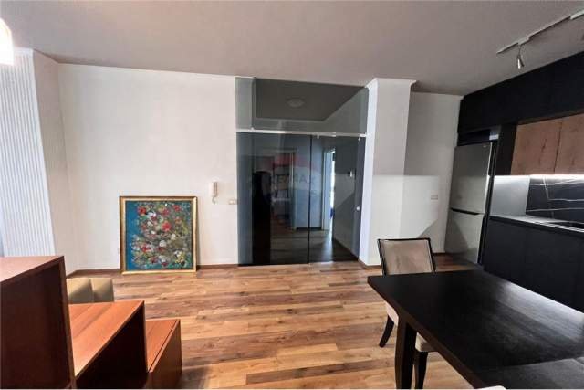 Tirane, jepet me qera apartament 2+1+BLK 100 m² 800 Euro (bllok)