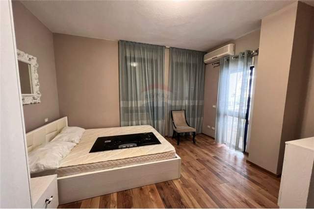 Tirane, jepet me qera apartament 2+1+BLK 100 m² 800 Euro (bllok)