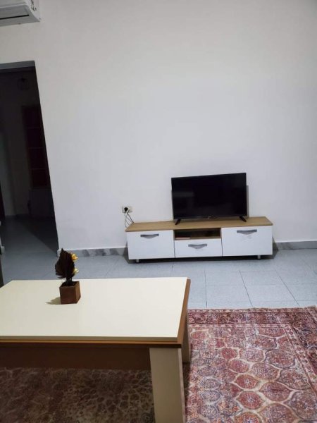 Tirane, jepet me qera shtepi 1+1 Kati 1, 70 m² 400 Euro (rruga Rexhep Jella)