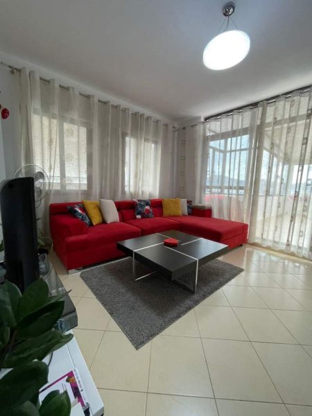 Tirane, jepet me qera apartament 113 m² 520 Euro (Square 21)