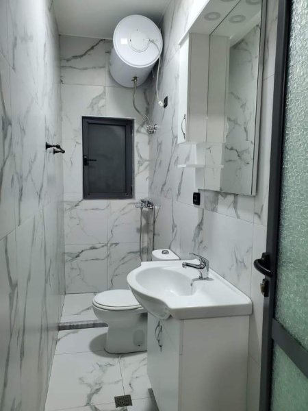 Tirane, jepet me qera shtepi 1+1 Kati 1, 70 m² 350 Euro (shkolla Italiane)