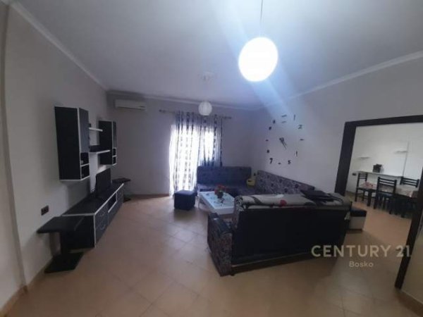 Tirane, jepet me qera apartament 3+1+BLK Kati 2, 120 m² 300 Euro (Rruga Siri kodra)