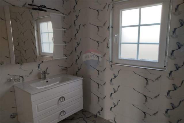 Tirane, jepet me qera Vile 4+1+A+BLK Kati 2, 477 m² 1.000 Euro (sauk)