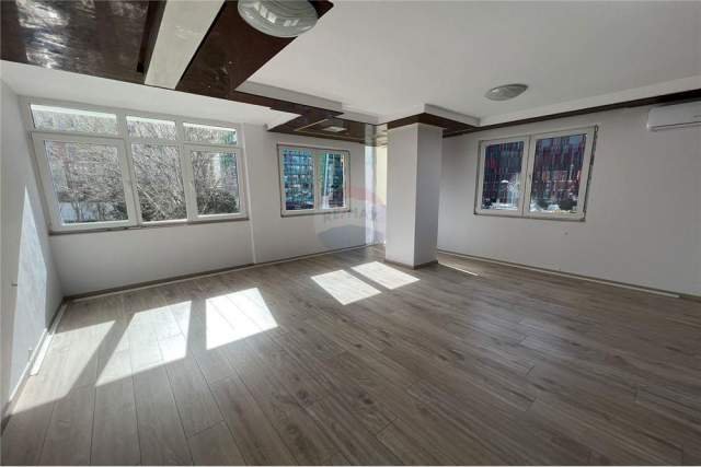 Tirane, jepet me qera apartament 4+1+A Kati 5, 151 m² 1.200 Euro (Prane Stadiumit Air Albania)