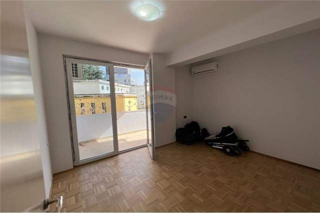 Tirane, jepet me qera apartament 4+1+A Kati 5, 151 m² 1.200 Euro (Prane Stadiumit Air Albania)