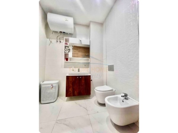 Tirane, jepet me qera apartament 2+1+Ballkon Kati 9, 90 m² 760 € (Ish Fusha e Aviacionit, Tiranë.)