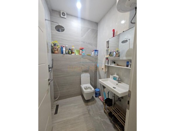 Tirane, jepet me qera apartament 2+1+Ballkon Kati 9, 90 m² 760 € (Ish Fusha e Aviacionit, Tiranë.)