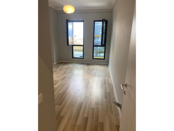 Tirane, shitet apartament 2+1+Ballkon Kati 4, 110 m² 286.000 € (Kompleksi SQUARE 21, në Rrugën e Kavajës.)