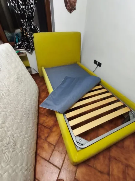 Tirane, shes Shes Krevat Tek, Suste/Zgare dhe Dyshek 100x200 cm shume cilesor, pothuajse i RI 390 €