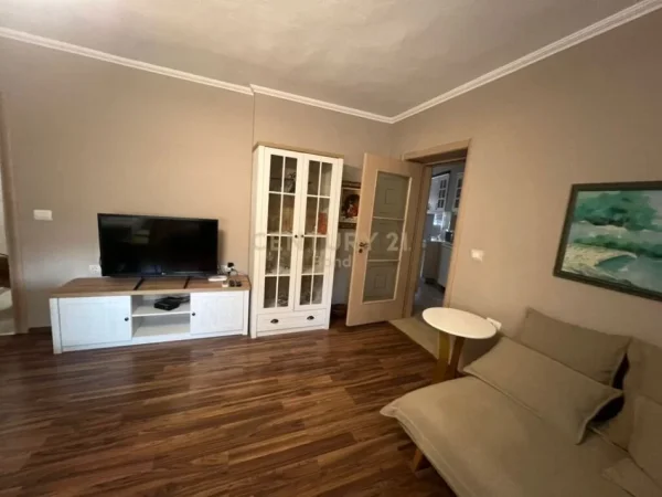 Tirane, jepet me qera apartament 2+1 , 80 m² 700 € (Pazari i ri)