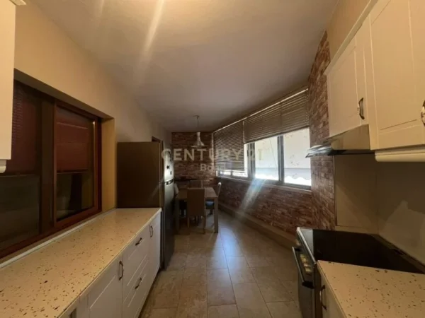 Tirane, jepet me qera apartament 2+1 , 80 m² 700 € (Pazari i ri)