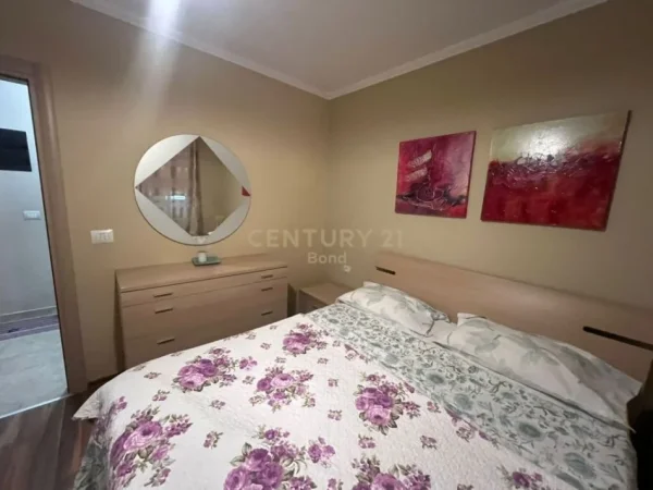 Tirane, jepet me qera apartament 2+1 , 80 m² 700 € (Pazari i ri)