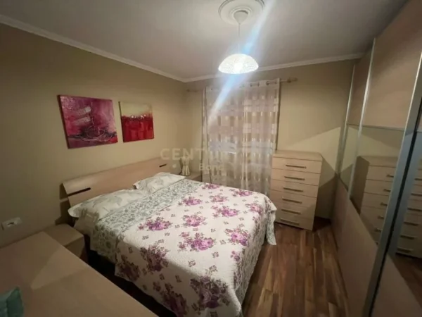 Tirane, jepet me qera apartament 2+1 , 80 m² 700 € (Pazari i ri)