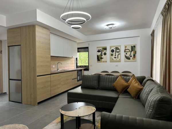 Tirane, jepet me qera apartament 3+1 Kati 3, 176 m² 1.000 € (KODRA E DIELLIT)