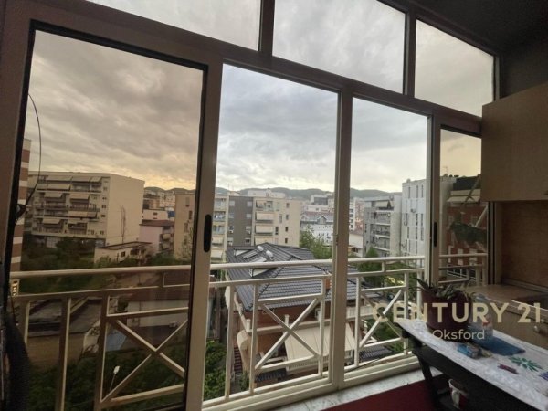 Tirane, jepet me qera apartament 1+1 Kati 6, 70 m² 600 € (KOMUNA E PARISIT)