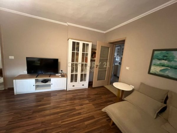 Tirane, jepet me qera apartament 2+1 Kati 3, 80 m² 700 € (Pazari i Ri)