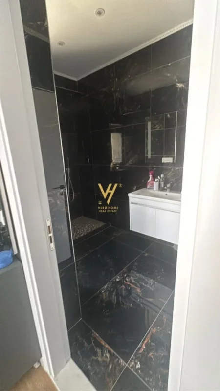 Tirane, jepet me qera apartament 2+1+Ballkon Kati 3, 143 m² 900 € (LIQENI I FARKES)