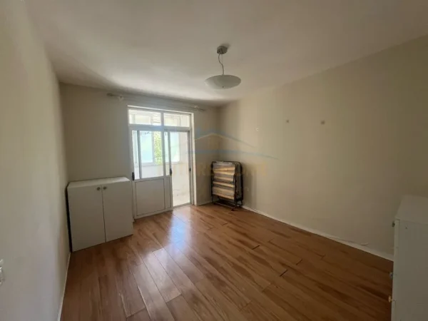 Tirane, jepet me qera apartament 2+1 Kati 2, 100 m² 500 € (21 DHJETORI)