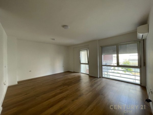 Tirane, jepet me qera zyre Kati 1, 110 m² 950 € (KOMUNA E PARISIT)