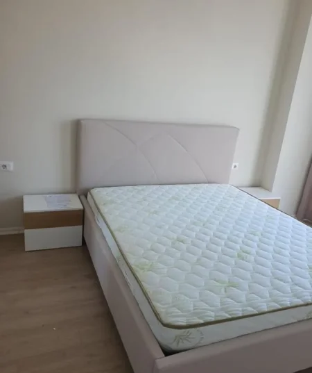 Tirane, jepet me qera apartament 1+1 Kati 7, 65 m² 550 € (Shkolla kuqe)