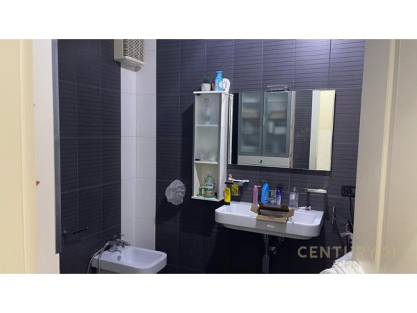 Tirane, jepet me qera apartament 2+1 Kati 8, 112 m² 800 € (Komuna e Parisit)