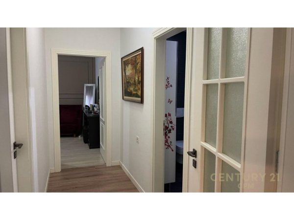 Tirane, jepet me qera apartament 2+1 Kati 8, 112 m² 800 € (Komuna e Parisit)