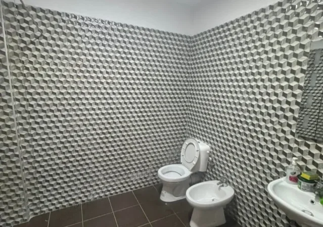 Tirane, jepet me qera 1+1 Kati 5, 94 m² 400 € (Kombinat)