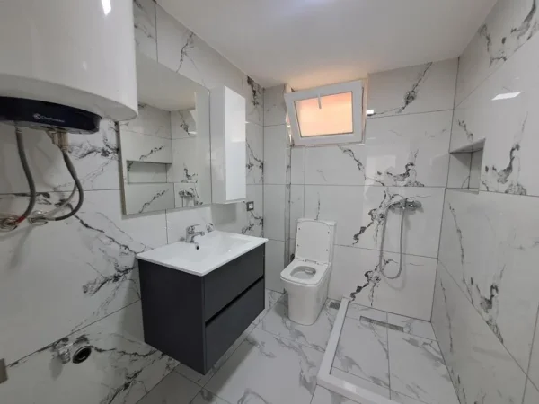 Tirane, jepet me qera apartament 1+1 Kati 1, 49 m² 450 € (5 Maji)