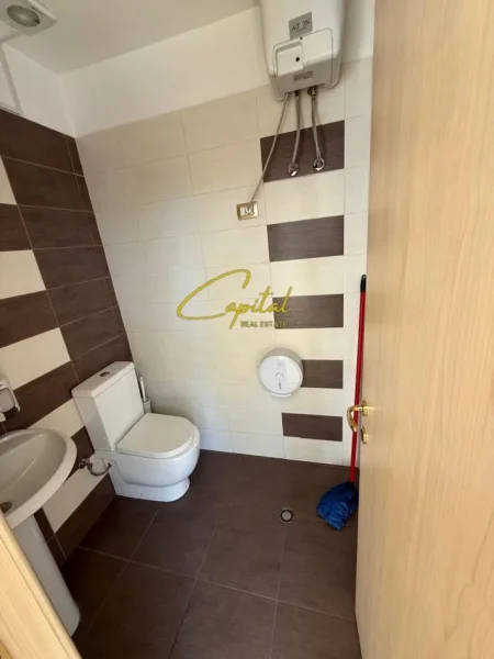 Tirane, jepet me qera zyre Kati 2, 50 m² 1.200 € (RRUGA SAMI FRASHERI)