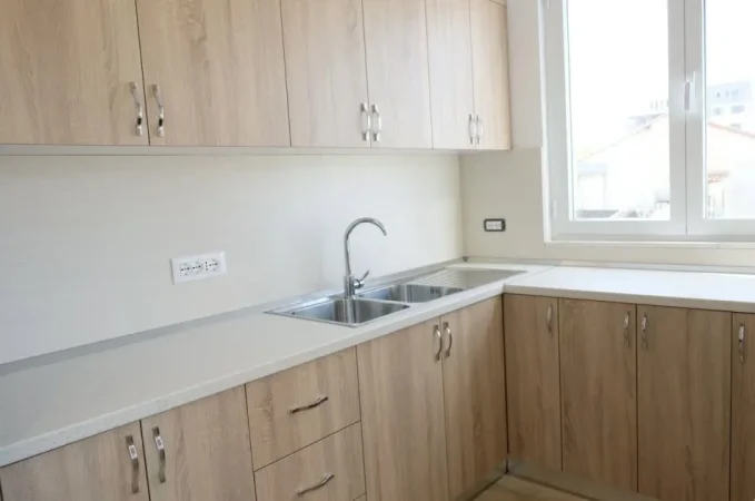 Tirane, jepet me qera apartament 2+1+Ballkon Kati 4, 100 m² 650 € (Rruga e Dibres)