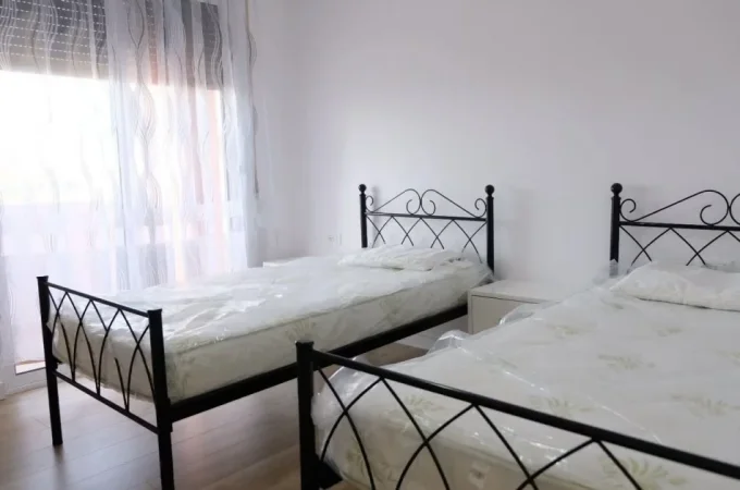 Tirane, jepet me qera apartament 2+1+Ballkon Kati 4, 100 m² 650 € (Rruga e Dibres)