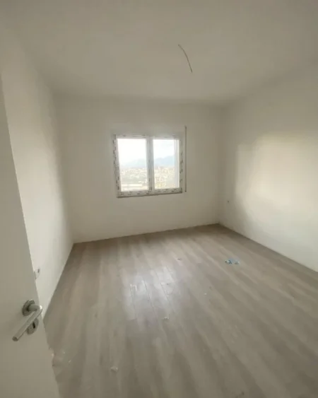 Tirane, shes apartament 2+1+Ballkon Kati 3, 99 m² 218.000 € (Rr. Xhon Kenedi prane Nju York,Kodra e Diellit)