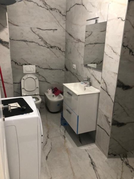 Tirane, jepet me qera apartament 1+1+Ballkon Kati 3, 70 m² 350 € (Fresku)