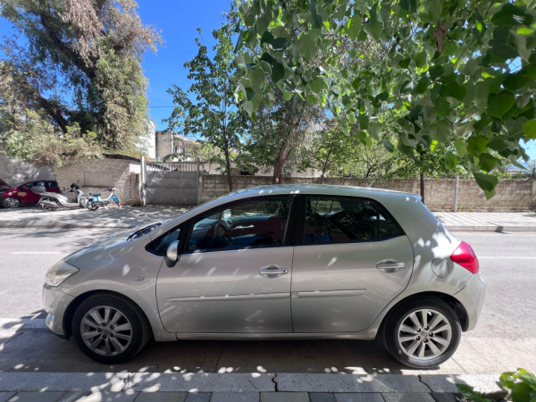 Tirane, shes makine Toyota Auris 2008, Nafte, gri metalizato manuale Kondicioner 201.000 km 3.000 €