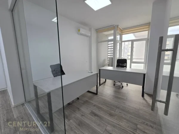 Tirane, jepet me qera zyre Kati 4, 126 m² 1.200 € (Komuna e Parisit)
