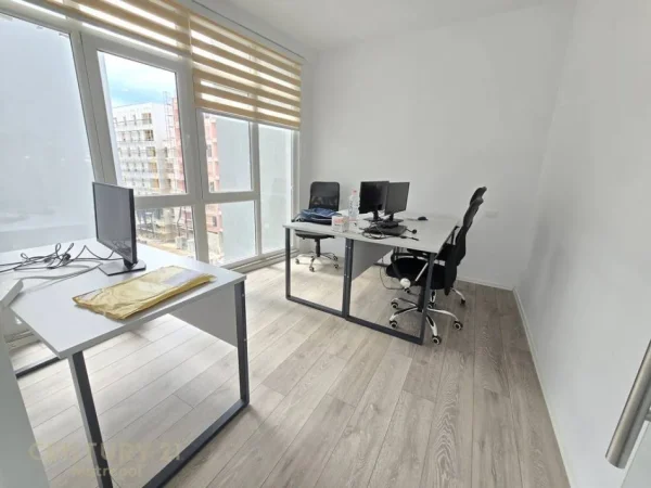Tirane, jepet me qera zyre Kati 4, 126 m² 1.200 € (Komuna e Parisit)