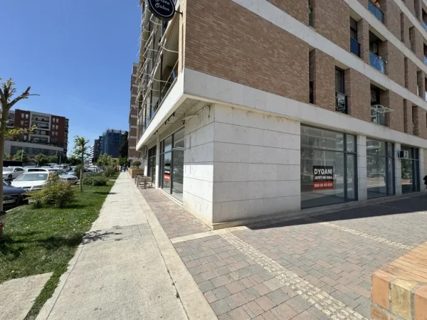 Tirane, jepet me qera dyqan Kati 0, 137 m² 1.000 € (Kompleksi Fiori di Bosco)