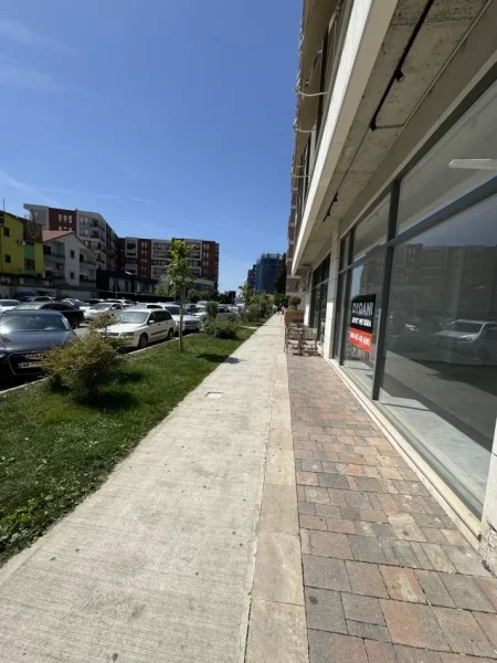 Tirane, jepet me qera dyqan Kati 0, 137 m² 1.000 € (Kompleksi Fiori di Bosco)