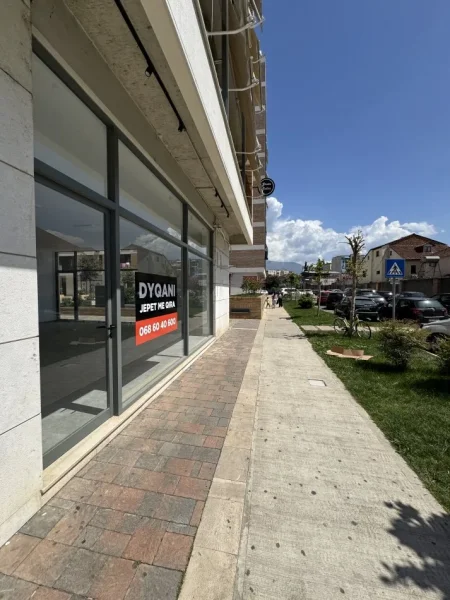 Tirane, jepet me qera dyqan Kati 0, 137 m² 1.000 € (Kompleksi Fiori di Bosco)