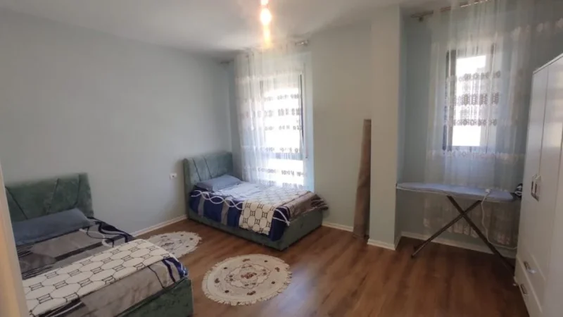 Tirane, jepet me qera apartament 2+1+Ballkon Kati 4, 110 m² 700 € (Porcelan, Kompleksi Erli)