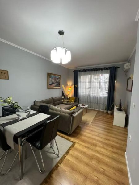 Tirane, jepet me qera apartament 2+1+Ballkon Kati 3, 70 m² 600 € (RRUGA E DIBRES)