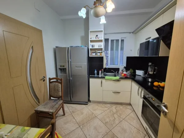Tirane, jepet me qera apartament 2+1 Kati 3, 120 m² 900 € (Rruga e Elbasanit)