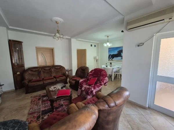 Tirane, jepet me qera apartament 2+1 Kati 3, 120 m² 900 € (Rruga e Elbasanit)