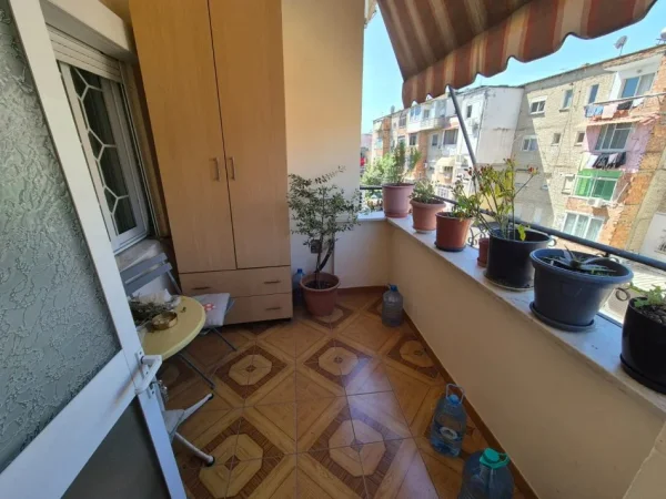Tirane, jepet me qera apartament 2+1 Kati 3, 120 m² 900 € (Rruga e Elbasanit)