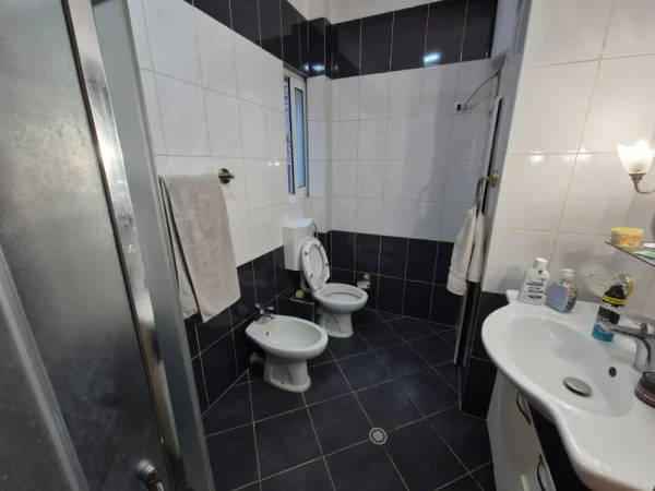 Tirane, jepet me qera apartament 2+1 Kati 3, 120 m² 900 € (Rruga e Elbasanit)