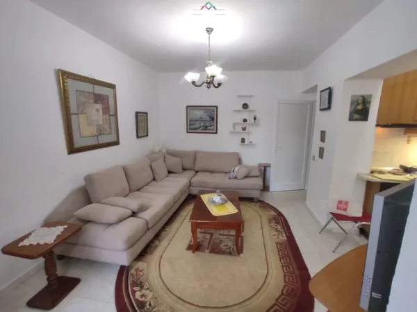 Tirane, jepet me qera apartament 1+1 Kati 1, 60 m² 400 € (21 Dhjetori, Rruga Frederik Shiroka)